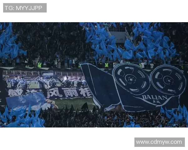 裸男球迷狂奔足球场，现场骚乱不断