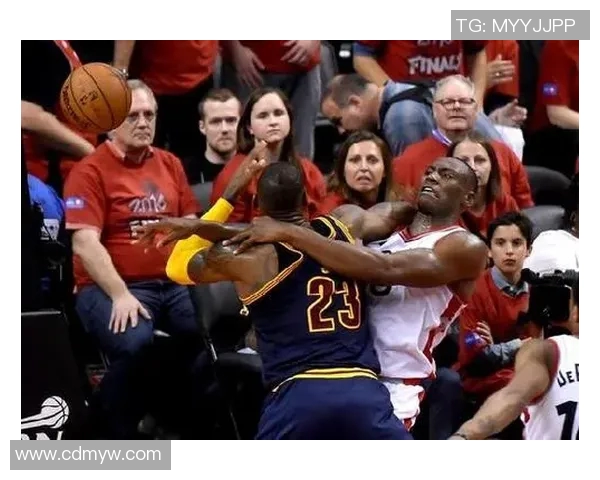 詹姆斯与勇士球员发生肢体冲突，场边一片混乱